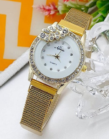 Noble Leaf Magnet Chain Fashion Watch for Ladies - Golden